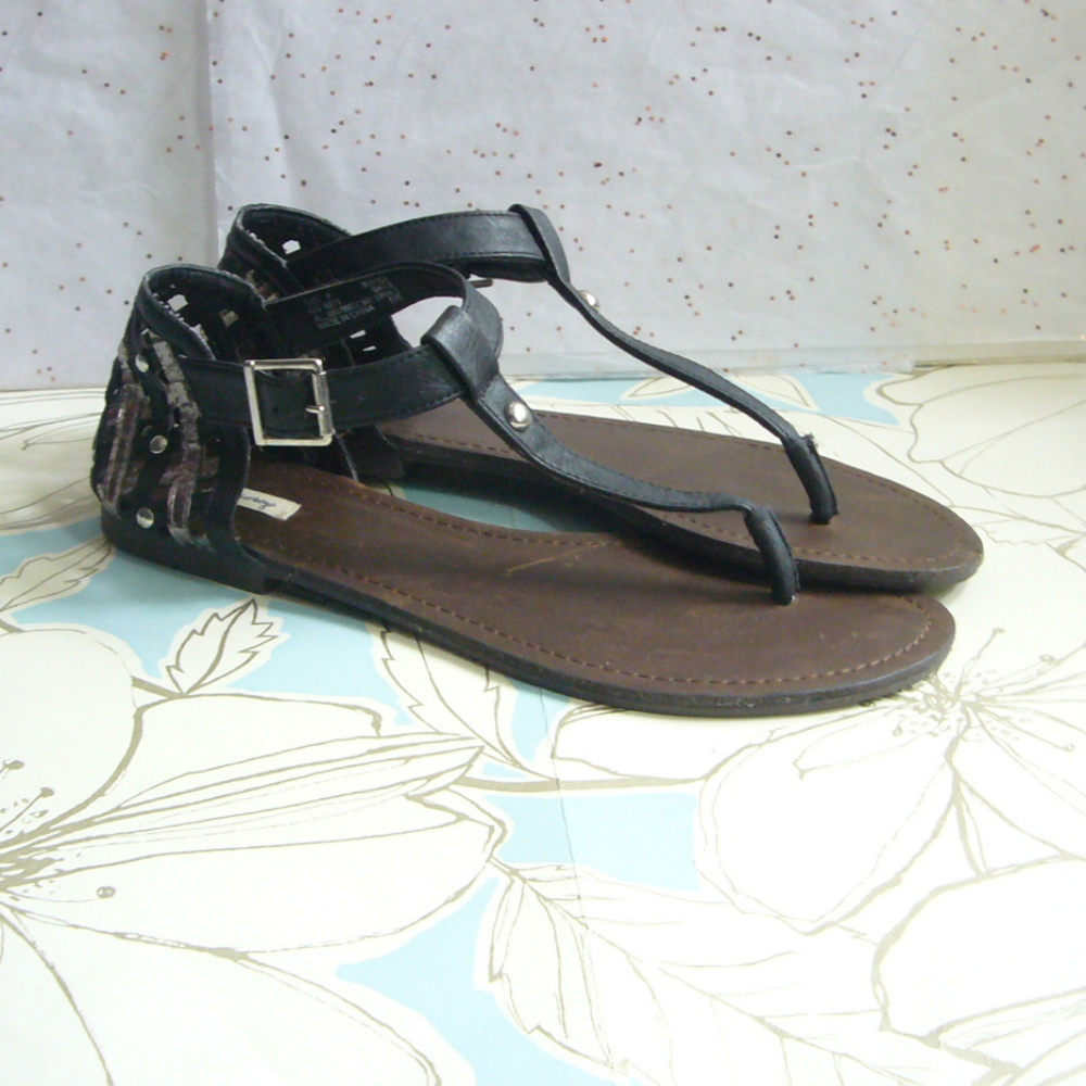 Olsenboye Thong Sandal Black Silver Closed Cage Back Studded Flats Edgy Sz 8
